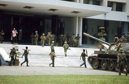 Những người lính trên xe tăng 390 và 843 là lực lượng giải phóng có mặt sớm nhất ở Dinh Độc Lập ngày 30/4/1975.